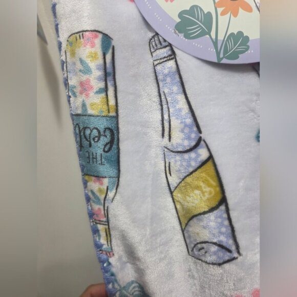 Envogue Plush Throw with Floral & Wine Bottles Design. Perfect for chilly nights - Picture 4 of 7